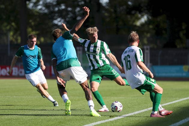 24.06.2026, Herren, Fussball, Saison 2026 2027, Landesfreundschaftsspiele: 1. FC Schweinfurt 1905 - BSG Chemie Leipzig Rajk Lisinski ( 27, BSG Chemie Leipzig) im Duell mit Michael Dellinger ( 10, 1. FC Schweinfurt 1905) Schweinfurt Sachs-Stadion Bayern Deutschland *** June 24, 2026, Men s Soccer, 2026–2027 Season, Regional Friendly Matches: 1 FC Schweinfurt 1905 vs. BSG Chemie Leipzig, Rajk Lisinski 27; BSG Chemie Leipzig in a duel with Michael Dellinger 10; 1 FC Schweinfurt 1905, Schweinfurt, Sachs Stadium, Bavaria, Germany