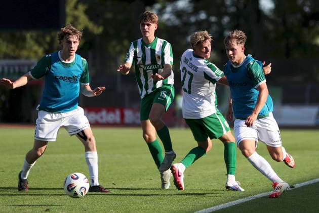 24.06.2026, Herren, Fussball, Saison 2026 2027, Landesfreundschaftsspiele: 1. FC Schweinfurt 1905 - BSG Chemie Leipzig v.re. Gil Ebner ( 8, 1. FC Schweinfurt 1905) geht an Rajk Lisinski ( 27, BSG Chemie Leipzig) vorbei, Anton Jan Bulland ( 15, BSG Chemie Leipzig), Maximilian Stahl ( 32, 1. FC Schweinfurt 1905) Schweinfurt Sachs-Stadion Bayern Deutschland *** June 24, 2026, Men s, Soccer, 2026–2027 season, Regional friendly matches: 1 FC Schweinfurt 1905 vs. BSG Chemie Leipzig; Gil Ebner 8, 1 FC Schweinfurt 1905 scores past Rajk Lisinski 27, BSG Chemie Leipzig, Anton Jan Bulland 15, BSG Chemie Leipzig, Maximilian Stahl 32, 1 FC Schweinfurt 1905, Schweinfurt, Sachs Stadium, Bavaria, Germany