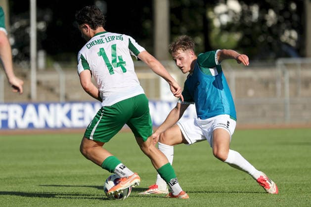 24.06.2026, Herren, Fussball, Saison 2026 2027, Landesfreundschaftsspiele: 1. FC Schweinfurt 1905 - BSG Chemie Leipzig Valon Aliji ( 14, BSG Chemie Leipzig) und Gil Ebner ( 8, 1. FC Schweinfurt 1905) Schweinfurt Sachs-Stadion Bayern Deutschland *** June 24, 2026, Men s, Soccer, 2026–2027 season, State friendly matches: 1 FC Schweinfurt 1905 vs. BSG Chemie Leipzig; Valon Aliji 14, BSG Chemie Leipzig, and Gil Ebner 8, 1 FC Schweinfurt 1905; Schweinfurt, Sachs Stadium, Bavaria, Germany