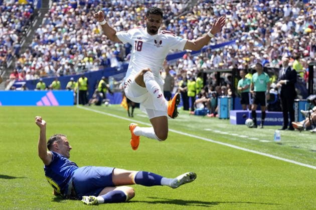 FIFA World Cup, WM, Weltmeisterschaft, Fussball 2026 - Group B - Bosnia and Herzegovina vs Qatar Nikola Katic of Bosnia and Herzegovina (L) in action against Sultan Al-Brake of Qatar (R) during the FIFA World Cup 2026 group stage match Bosnia and Herzegovina against Qatar, in Seattle, Washington, USA, 24 June 2026. SEATTLE United States  Copyright: xSTEPHANxBRASHEARx