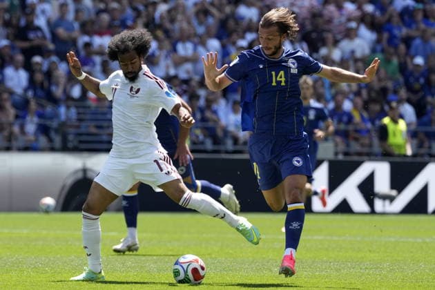 FIFA World Cup, WM, Weltmeisterschaft, Fussball 2026 - Group B - Bosnia and Herzegovina vs Qatar Akram Afif of Qatar (L) in action against Ivan Sunjic of Bosnia and Herzegovina (R) during the FIFA World Cup 2026 group stage match Bosnia and Herzegovina against Qatar, in Seattle, Washington, USA, 24 June 2026. SEATTLE United States  Copyright: xSTEPHANxBRASHEARx