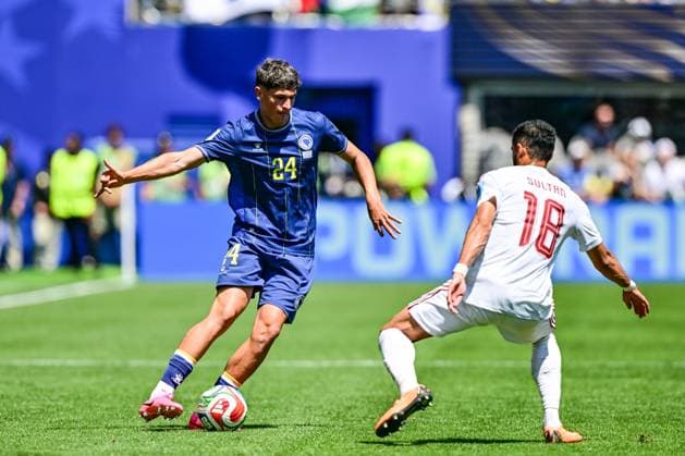 Bosnia and Herzegovina s Arjan Malic and Qatari Sultan Al-Brake fight for the ball during a soccer game between Bosnia and Herzegovina and Qatar, on Wednesday 24 June 2026 in Seattle, the third and last day in the group stage, in group B of the FIFA World Cup, WM, Weltmeisterschaft, Fussball 2026 in the United States of America. DIRKxWAEM  x179158197x