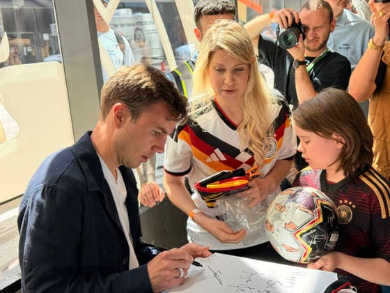 Mario Götze zu Gast im German House of Soccer, der ständigen Fan-Botschaft des DFB während der Fußball-Weltmeisterschaft in Manhattan - New York 24.06.2026: German House of Soccer *** Mario Götze visits the German House of Soccer, the DFB’s permanent fan embassy during the World Cup in Manhattan, New York, June 24, 2026 German House of Soccer