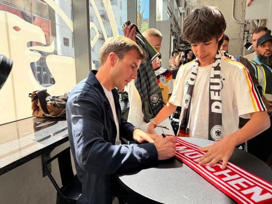 Mario Götze zu Gast im German House of Soccer, der ständigen Fan-Botschaft des DFB während der Fußball-Weltmeisterschaft in Manhattan - New York 24.06.2026: German House of Soccer *** Mario Götze visits the German House of Soccer, the DFB’s permanent fan embassy during the World Cup in Manhattan, New York, June 24, 2026 German House of Soccer
