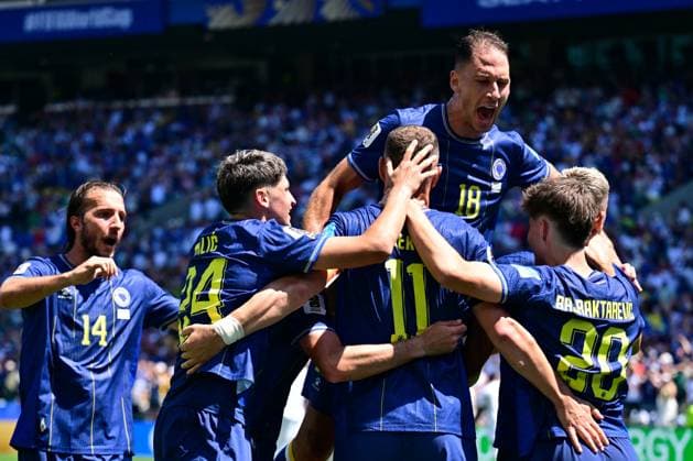 Bosnia and Herzegovina s players celebrate after scoring during a soccer game between Bosnia and Herzegovina and Qatar, on Wednesday 24 June 2026 in Seattle, the third and last day in the group stage, in group B of the FIFA World Cup, WM, Weltmeisterschaft, Fussball 2026 in the United States of America. DIRKxWAEM  x179159833x