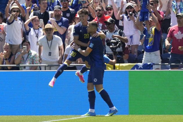 FIFA World Cup, WM, Weltmeisterschaft, Fussball 2026 - Group B - Bosnia and Herzegovina vs Qatar Edin Dzeko of Bosnia and Herzegovina (R) and his teammates celebrate the 2-0 goal during the FIFA World Cup 2026 group stage match Bosnia and Herzegovina against Qatar, in Seattle, Washington, USA, 24 June 2026. SEATTLE United States  Copyright: xSTEPHANxBRASHEARx
