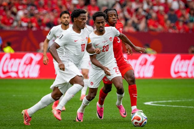 Kanada: Fußball FIFA Weltmeisterschaft 2026 Gruppenphase Schweiz vs Kanada BC Place Stadium (Vancouver, British Columbia): Jonathan David (Kanada 10) Ali Ahmed (Kanada 20) Johan Manzambi (Schweiz, 9) *** Canada Soccer 2026 FIFA World Cup Group Stage Switzerland vs. Canada BC Place Stadium Vancouver, British Columbia Jonathan David (Canada) 10, Ali Ahmed (Canada) 20, Johan Manzambi (Switzerland) 9 Copyright: xJOERANxSTEINSIEKx