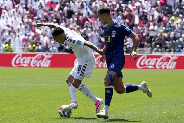 FIFA World Cup, WM, Weltmeisterschaft, Fussball 2026 - Group B - Bosnia and Herzegovina vs Qatar Nikola Katic of Bosnia and Herzegovina (R) in action against Edmilson Junior of Qatar (L) during the FIFA World Cup 2026 group stage match Bosnia and Herzegovina against Qatar, in Seattle, Washington, USA, 24 June 2026. SEATTLE United States  Copyright: xSTEPHANxBRASHEARx