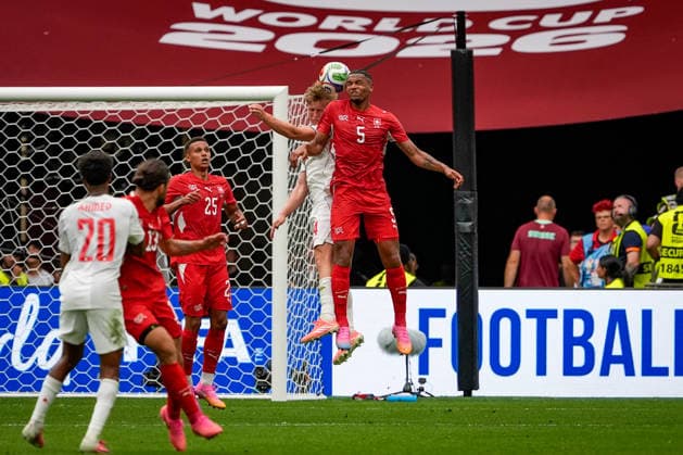 Kanada: Fußball FIFA Weltmeisterschaft 2026 Gruppenphase Schweiz vs Kanada BC Place Stadium (Vancouver, British Columbia): Manuel Akanji (Schweiz, 5) Luc de Fougerolles (Kanada 4) im Kopfball-Duell *** Canada Soccer 2026 FIFA World Cup Group Stage: Switzerland vs. Canada at BC Place Stadium in Vancouver, British Columbia; Manuel Akanji (Switzerland) and Luc de Fougerolles (Canada) go head-to-head in a header duel Copyright: xJOERANxSTEINSIEKx