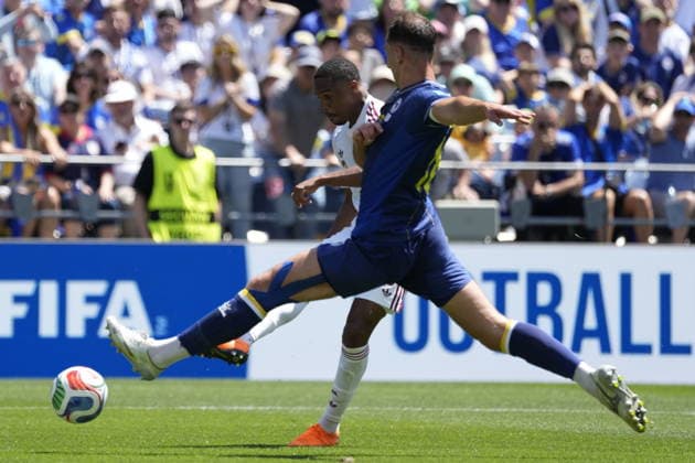 FIFA World Cup, WM, Weltmeisterschaft, Fussball 2026 - Group B - Bosnia and Herzegovina vs Qatar Pedro Miguel of Qatar (L) in action against Nikola Katic of Bosnia and Herzegovina (R) during the FIFA World Cup 2026 group stage match Bosnia and Herzegovina against Qatar, in Seattle, Washington, USA, 24 June 2026. SEATTLE United States  Copyright: xSTEPHANxBRASHEARx
