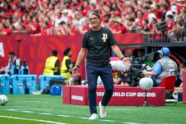Kanada: Fußball FIFA Weltmeisterschaft 2026 Gruppenphase Schweiz vs Kanada BC Place Stadium (Vancouver, British Columbia): Murat Yakin (Trainer, Schweiz) Mimik, Gesichtsausdruck, Emotion, Geste, Gestik, Emotion *** Canada Soccer 2026 FIFA World Cup Group Stage Switzerland vs. Canada BC Place Stadium Vancouver, British Columbia Murat Yakin, Coach, Switzerland Facial expressions, emotions, gestures, body language, emotion Copyright: xJOERANxSTEINSIEKx