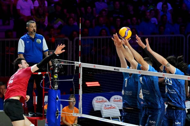 LJUBLJANA, SLOVENIA - JUNE 24: Brodie Hofer of Canada (L) in action against Luka Marovt of Slovenia (3R) during the FIVB Men s Volleyball Nations League match between Slovenia and Canada at Arena Stozice, Ljubljana on June 24, 2026 in Ljubljana, Slovenia. (Photo by Igor Kupljenik Sports Press Photo).  Copyright: xIgorxKupljenikx xSPPx Sportspressphoto_SPR175491