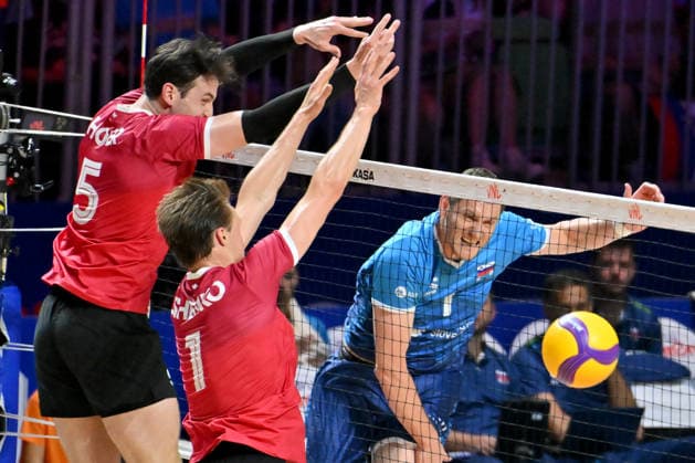 LJUBLJANA, SLOVENIA - JUNE 24: Daenan Gyimah of Canada (C) in action against Toncek Stern of Slovenia (R) during the FIVB Men s Volleyball Nations League match between Slovenia and Canada at Arena Stozice, Ljubljana on June 24, 2026 in Ljubljana, Slovenia. (Photo by Igor Kupljenik Sports Press Photo).  Copyright: xIgorxKupljenikx xSPPx Sportspressphoto_SPR175500