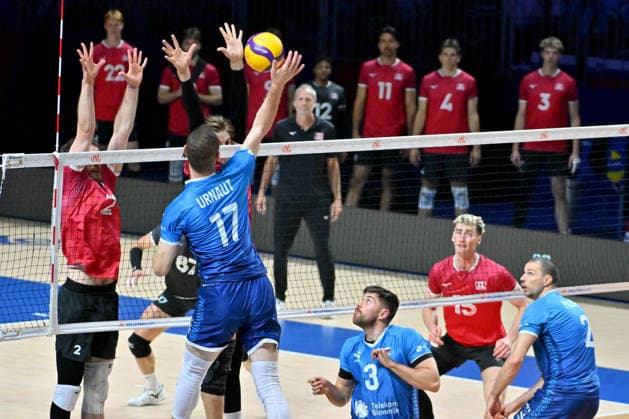 LJUBLJANA, SLOVENIA - JUNE 24: Tine Urnaut of Slovenia (2L) in action against Luke Herr of Canada (L) during the FIVB Men s Volleyball Nations League match between Slovenia and Canada at Arena Stozice, Ljubljana on June 24, 2026 in Ljubljana, Slovenia. (Photo by Igor Kupljenik Sports Press Photo).  Copyright: xIgorxKupljenikx xSPPx Sportspressphoto_SPR175502