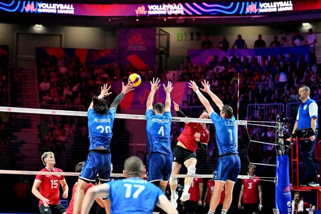 LJUBLJANA, SLOVENIA - JUNE 24: Brodie Hofer of Canada (2R) in action against Jan Kozamernik of Slovenia (C) during the FIVB Men s Volleyball Nations League match between Slovenia and Canada at Arena Stozice, Ljubljana on June 24, 2026 in Ljubljana, Slovenia. (Photo by Igor Kupljenik Sports Press Photo).  Copyright: xIgorxKupljenikx xSPPx Sportspressphoto_SPR175510