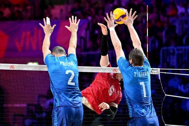 LJUBLJANA, SLOVENIA - JUNE 24: Brodie Hofer of Canada (C) in action against Toncek Stern of Slovenia (R) during the FIVB Men s Volleyball Nations League match between Slovenia and Canada at Arena Stozice, Ljubljana on June 24, 2026 in Ljubljana, Slovenia. (Photo by Igor Kupljenik Sports Press Photo).  Copyright: xIgorxKupljenikx xSPPx Sportspressphoto_SPR175513