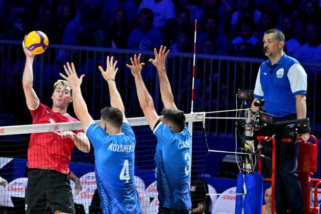 LJUBLJANA, SLOVENIA - JUNE 24: Jackson Young of Canada (L) in action against Jan Kozamernik of Slovenia (C) during the FIVB Men s Volleyball Nations League match between Slovenia and Canada at Arena Stozice, Ljubljana on June 24, 2026 in Ljubljana, Slovenia. (Photo by Igor Kupljenik Sports Press Photo).  Copyright: xIgorxKupljenikx xSPPx Sportspressphoto_SPR175517