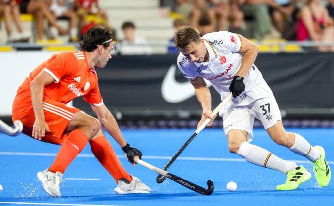 Belgium s Thomas Crols fights for the ball during a hockey game between Belgian national team, Nationalteam Red Lions and Netherlands, Wednesday 24 June 2026 in Wavre, match 13 16 in the group stage of the men s FIH Pro League competition. VIRGINIExLEFOUR  x179162720x