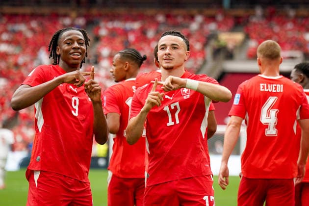 Kanada: Fußball FIFA Weltmeisterschaft 2026 Gruppenphase Schweiz vs Kanada BC Place Stadium (Vancouver, British Columbia): Tor und Torjubel zum 1:0 durch Ruben Vargas (Schweiz, 17) Freude, Emotionen, Jubel mit Johan Manzambi (Schweiz, 9) Geste, Gestik, Emotion *** Canada Soccer 2026 FIFA World Cup Group Stage Switzerland vs. Canada BC Place Stadium Vancouver, British Columbia Goal and goal celebration for the 1–0 score by Ruben Vargas (Switzerland), 17 Joy, emotions, celebration with Johan Manzambi (Switzerland), 9 Gesture, body language, emotion Copyright: xJOERANxSTEINSIEKx