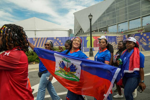 June 24, 2026, Atlanta, Georgia, United States of America: Haiti fans holding up the Haitian flag poses for the cameras during the Haiti fan march before the Morocco vs Haiti First Stage Group C match in ATLANTA, Georgia. Atlanta United States of America - ZUMAg276 20260624_zsp_g276_017 Copyright: xMalachixGabrielx