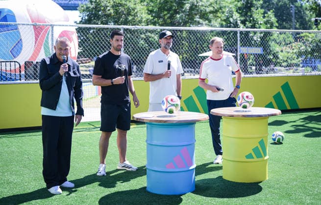 Fussball FIFA WM 2026 24.06.2026 Adidas Home of Soccer, Brooklyn Bridge Park, New York Mediengespraech: Adidas PR Direktor Oliver Brueggen, Sami Khedira, Juergen Klopp und Adidas CEO, Bjoern Gulden (v.li.) *** Soccer: 2026 FIFA World Cup, June 24, 2026, Adidas Home of Soccer, Brooklyn Bridge Park, New York. Press conference with Adidas PR Director Oliver Brueggen, Sami Khedira, Juergen Klopp, and Adidas CEO Bjoern Gulden (from left)