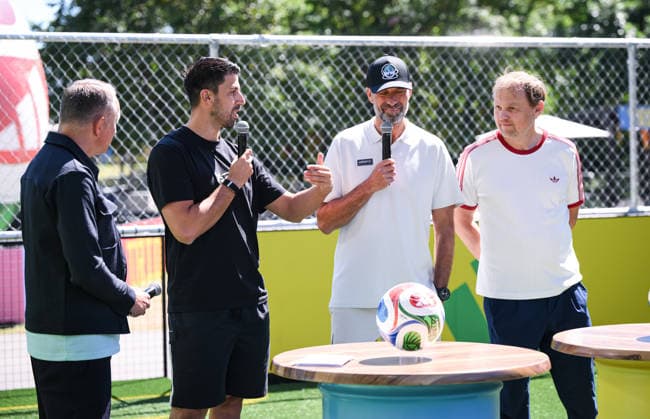 Fussball FIFA WM 2026 24.06.2026 Adidas Home of Soccer, Brooklyn Bridge Park, New York Mediengespraech: Adidas PR Direktor Oliver Brueggen, Sami Khedira, Juergen Klopp und Adidas CEO, Bjoern Gulden (v.li.) *** Soccer: 2026 FIFA World Cup, June 24, 2026, Adidas Home of Soccer, Brooklyn Bridge Park, New York. Press conference with Adidas PR Director Oliver Brueggen, Sami Khedira, Juergen Klopp, and Adidas CEO Bjoern Gulden (from left)