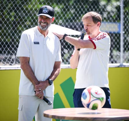 Fussball FIFA WM 2026 24.06.2026 Adidas Home of Soccer, Brooklyn Bridge Park, New York Mediengespraech: Juergen Klopp (li) und Adidas CEO, Bjoern Gulden (re) *** Soccer, 2026 FIFA World Cup, June 24, 2026, Adidas Home of Soccer, Brooklyn Bridge Park, New York, press conference with Jürgen Klopp (left) and Adidas CEO Björn Gulden (right)