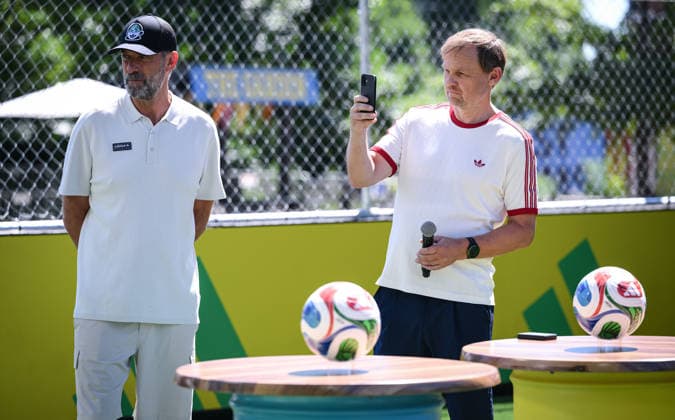 Fussball FIFA WM 2026 24.06.2026 Adidas Home of Soccer, Brooklyn Bridge Park, New York Mediengespraech: Juergen Klopp (li) und Adidas CEO, Bjoern Gulden (re) *** Soccer, 2026 FIFA World Cup, June 24, 2026, Adidas Home of Soccer, Brooklyn Bridge Park, New York, press conference with Jürgen Klopp (left) and Adidas CEO Björn Gulden (right)
