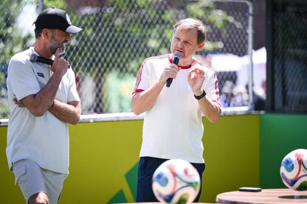 Fussball FIFA WM 2026 24.06.2026 Adidas Home of Soccer, Brooklyn Bridge Park, New York Mediengespraech: Adidas CEO, Bjoern Gulden (re) und Juergen Klopp (li) *** Soccer, 2026 FIFA World Cup, June 24, 2026, Adidas Home of Soccer, Brooklyn Bridge Park, New York, Media Conference: Adidas CEO Björn Gulden (right) and Jürgen Klopp (left)