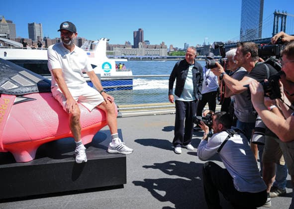 Fussball FIFA WM 2026 24.06.2026 Adidas Home of Soccer, Brooklyn Bridge Park, New York Mediengespraech: Juergen Klopp an einem uebergrossen Adidas Fussballschuhen vor der Skyline von Manhattan an der Brooklyn Bridge am East River, Adidas PR Direktor Oliver Brueggen (Mitte hinten) *** Soccer FIFA World Cup 2026 June 24, 2026 Adidas Home of Soccer, Brooklyn Bridge Park, New York Press Conference: Jürgen Klopp stands in front of an oversized pair of Adidas soccer cleats against the Manhattan skyline at the Brooklyn Bridge on the East River; Adidas PR Director Oliver Brüggen is in the center of the back row