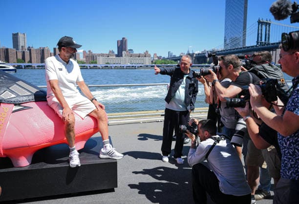 Fussball FIFA WM 2026 24.06.2026 Adidas Home of Soccer, Brooklyn Bridge Park, New York Mediengespraech: Juergen Klopp an einem uebergrossen Adidas Fussballschuhen vor der Skyline von Manhattan an der Brooklyn Bridge am East River, Adidas PR Direktor Oliver Brueggen (Mitte hinten) *** Soccer FIFA World Cup 2026 June 24, 2026 Adidas Home of Soccer, Brooklyn Bridge Park, New York Press Conference: Jürgen Klopp stands in front of an oversized pair of Adidas soccer cleats against the Manhattan skyline at the Brooklyn Bridge on the East River; Adidas PR Director Oliver Brüggen is in the center of the back row