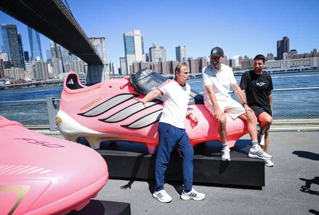 Fussball FIFA WM 2026 24.06.2026 Adidas Home of Soccer, Brooklyn Bridge Park, New York Mediengespraech: Adidas CEO, Bjoern Gulden mit Juergen Klopp und Sami Khedira (v.li.) an uebergrossen Adidas Fussballschuhen vor der Skyline von Manhattan an der Brooklyn Bridge am East River *** Soccer FIFA World Cup 2026 June 24, 2026 Adidas Home of Soccer, Brooklyn Bridge Park, New York Press conference with Adidas CEO Björn Gulden, Jürgen Klopp, and Sami Khedira (from left to right) standing in front of oversized Adidas soccer cleats against the Manhattan skyline at the Brooklyn Bridge on the East River