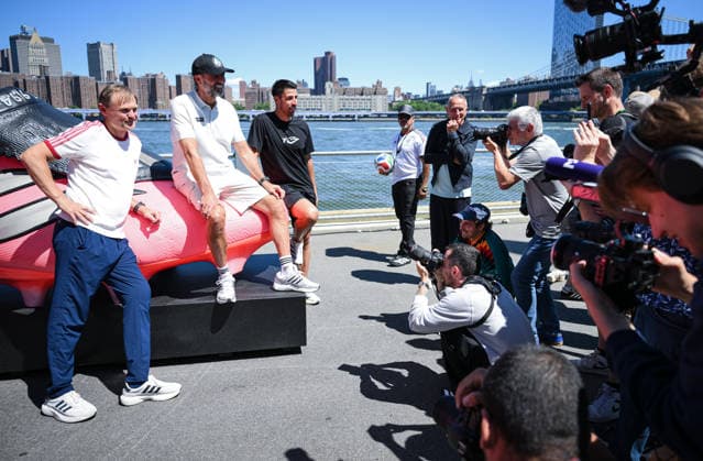 Fussball FIFA WM 2026 24.06.2026 Adidas Home of Soccer, Brooklyn Bridge Park, New York Mediengespraech: Adidas CEO, Bjoern Gulden mit Juergen Klopp und Sami Khedira (v.li.) an uebergrossen Adidas Fussballschuhen vor der Skyline von Manhattan an der Brooklyn Bridge am East River sowie Adidas PR Direktor Oliver Brueggen (re hinten) *** Soccer FIFA World Cup 2026 June 24, 2026 Adidas Home of Soccer, Brooklyn Bridge Park, New York Press conference with Adidas CEO Björn Gulden, Jürgen Klopp, and Sami Khedira (from left to right) standing in front of oversized Adidas soccer cleats against the Manhattan skyline at the Brooklyn Bridge on the East River, along with Adidas PR Director Oliver Brueggen (back row)