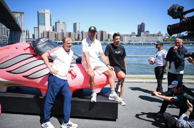 Fussball FIFA WM 2026 24.06.2026 Adidas Home of Soccer, Brooklyn Bridge Park, New York Mediengespraech: Adidas CEO, Bjoern Gulden mit Juergen Klopp und Sami Khedira (v.li.) an uebergrossen Adidas Fussballschuhen vor der Skyline von Manhattan an der Brooklyn Bridge am East River sowie Adidas PR Direktor Oliver Brueggen (re hinten) *** Soccer FIFA World Cup 2026 June 24, 2026 Adidas Home of Soccer, Brooklyn Bridge Park, New York Press conference with Adidas CEO Björn Gulden, Jürgen Klopp, and Sami Khedira (from left to right) standing in front of oversized Adidas soccer cleats against the Manhattan skyline at the Brooklyn Bridge on the East River, along with Adidas PR Director Oliver Brueggen (back row)