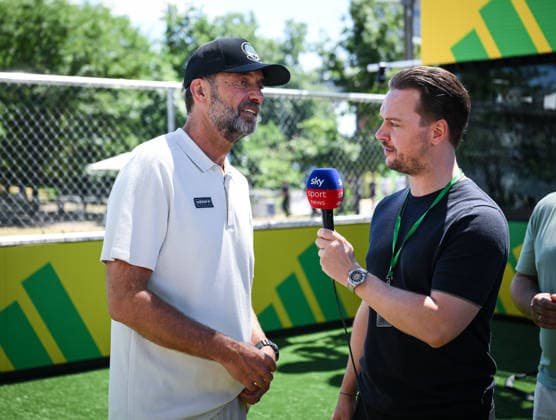 Fussball FIFA WM 2026 24.06.2026 Adidas Home of Soccer, Brooklyn Bridge Park, New York Mediengespraech: Juergen Klopp (li) im Gespraech mit Sky Reporter Moderator Florian Plettenberg (re) *** Soccer, 2026 FIFA World Cup, June 24, 2026, Adidas Home of Soccer, Brooklyn Bridge Park, New York, Media Interview: Jürgen Klopp in conversation with Sky reporter and host Florian Plettenberg