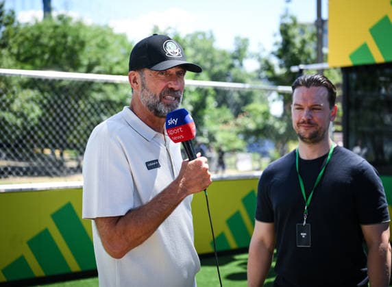 Fussball FIFA WM 2026 24.06.2026 Adidas Home of Soccer, Brooklyn Bridge Park, New York Mediengespraech: Juergen Klopp (li) im Gespraech mit Sky Reporter Moderator Florian Plettenberg (re) *** Soccer, 2026 FIFA World Cup, June 24, 2026, Adidas Home of Soccer, Brooklyn Bridge Park, New York, Media Interview: Jürgen Klopp in conversation with Sky reporter and host Florian Plettenberg
