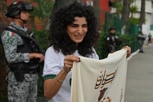 Iranian national team, Nationalteam FIFA World Cup, WM, Weltmeisterschaft, Fussball 2026 leave Mexico camp to Seattle match to face Egypt TIJUANA, MEXICO - JUNE 24: Yalda, a Tijuana-based Iranian citizen, who works as a painter, shows off t-shirts she produced for the Iranian National team before their leave from the Marriott Hotel to the Tijuana International Airport upon the team’s departure for Seattle, Washington, where it will play against Egypt on Friday in Tijuana, Mexico, on Wednesday, June 24, 2026, as part of the 2026 World Cup football tournament. (Carlos A. Moreno for Anadolu Images) Carlos Moreno Anadolu Tijuana Mexico. Editorial use only. Please get in touch for any other usage.  Copyright: x2026xAnadoluxCarlosxMorenox