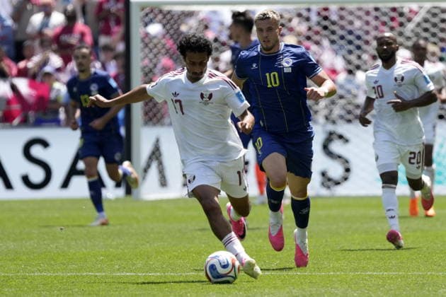 FIFA World Cup, WM, Weltmeisterschaft, Fussball 2026 - Group B - Bosnia and Herzegovina vs Qatar Ahmed Al-Ganehi of Qatar (L) in action against Ermedin Demirovic of Bosnia and Herzegovina (R) during the FIFA World Cup 2026 group stage match Bosnia and Herzegovina against Qatar, in Seattle, Washington, USA, 24 June 2026. SEATTLE United States  Copyright: xSTEPHANxBRASHEARx