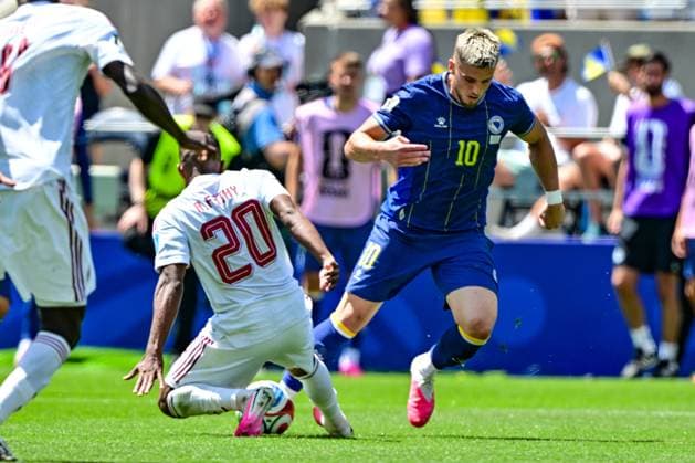 Qatari Ahmed Fathy and Bosnia and Herzegovina s Ermedin Demirovic fight for the ball during a soccer game between Bosnia and Herzegovina and Qatar, on Wednesday 24 June 2026 in Seattle, the third and last day in the group stage, in group B of the FIFA World Cup, WM, Weltmeisterschaft, Fussball 2026 in the United States of America. DIRKxWAEM  x179164504x