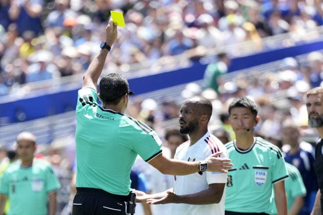 FIFA World Cup, WM, Weltmeisterschaft, Fussball 2026 - Group B - Bosnia and Herzegovina vs Qatar Referee Jesus Valenzuela (L) shows a yellow card to Ahmed Fathy of Qatar during the FIFA World Cup 2026 group stage match Bosnia and Herzegovina against Qatar, in Seattle, Washington, USA, 24 June 2026. SEATTLE United States  Copyright: xSTEPHANxBRASHEARx