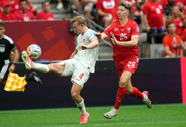 FIFA World Cup, WM, Weltmeisterschaft, Fussball 2026 - Group B - Switzerland vs Canada Luc de Fougerolles of Canada (L) and Cedric Itten of Switzerland in action during the FIFA World Cup 2026 group stage match Switzerland against Canada, in Vancouver, Canada, 24 June 2026. VANCOUVER Canada  Copyright: xBOBxFRIDx