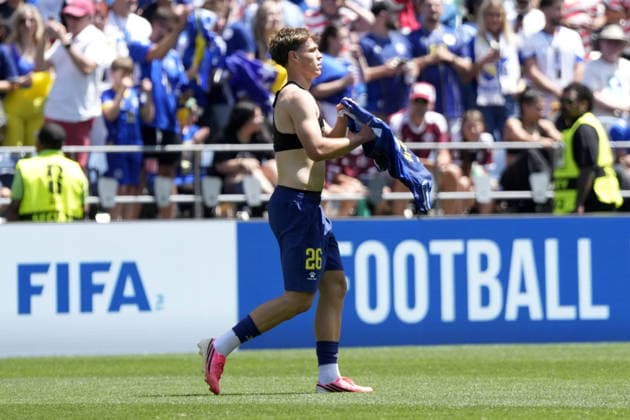 FIFA World Cup, WM, Weltmeisterschaft, Fussball 2026 - Group B - Bosnia and Herzegovina vs Qatar Ermin Mahmic of Bosnia and Herzegovina puts his shirt on after he celebrated scoring the 3-1 goal during the FIFA World Cup 2026 group stage match Bosnia and Herzegovina against Qatar, in Seattle, Washington, USA, 24 June 2026. SEATTLE United States  Copyright: xSTEPHANxBRASHEARx