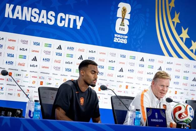 KANSAS CITY - Ryan Gravenberch and national coach Ronald Koeman during a press conference, PK, Pressekonferenz of the Dutch national team, Nationalteam ahead of the World Cup match against Tunisia, on June 24, 2026, in Kansas City. KOEN VAN WEEL ANP xVIxANPxSportx xxANPxIVx 561877374 originalFilename: 561877374.jpg