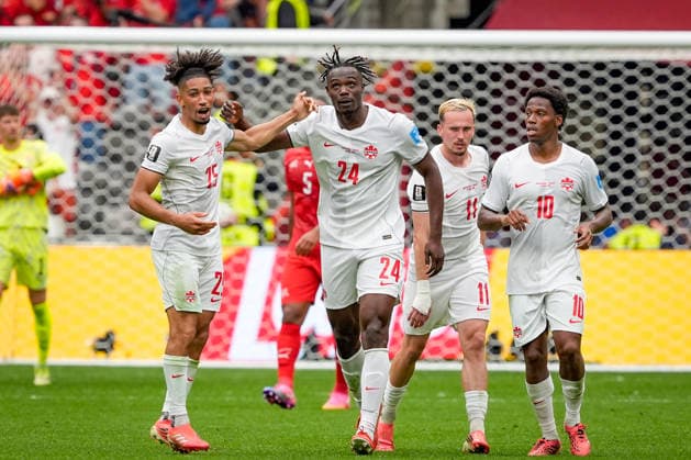 Kanada: Fußball FIFA Weltmeisterschaft 2026 Gruppenphase Schweiz vs Kanada BC Place Stadium (Vancouver, British Columbia): Tor und Torjubel zum 2:1 Anschlusstreffer durch Promise David (Kanada 24) Freude, Emotionen, Jubel Nathan Saliba (Kanada 25) *** Canada Soccer 2026 FIFA World Cup Group Stage Switzerland vs. Canada BC Place Stadium, Vancouver, British Columbia Goal and celebration following Promise David s goal to make it 2–1 Canada 24 Joy, emotion, celebration Nathan Saliba Canada 25 Copyright: xJOERANxSTEINSIEKx