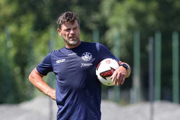 Regionalliga Nordost: Trainingsauftakt des 1. FC Lok Leipzig, 24.06.2026 Cheftrainer Torsten Ziegner (Lok Leipzig). Fußball, Regionalliga Nordost, Saison 2026 2027, Trainingsauftakt des 1. FC Lok Leipzig am 24.06.2026 im Bruno-Plache-Stadion, Leipzig. *** Regionalliga Nordost: 1 FC Lok Leipzig Kicks Off Training, June 24, 2026 Head Coach Torsten Ziegner Lok Leipzig Soccer, Regionalliga Nordost, 2026–2027 Season, 1 FC Lok Leipzig Kicks Off Training on June 24, 2026, at Bruno Plache Stadium, Leipzig Copyright: xBEAUTIFULxSPORTS JanxKaeferx