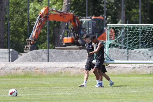 Regionalliga Nordost: Trainingsauftakt des 1. FC Lok Leipzig, 24.06.2026 Pepe Böhm (26, Lok Leipzig) und Ayodele Adetula (11, Lok Leipzig) tragen ein Tor, Baustelle im Hintergrund. Fußball, Regionalliga Nordost, Saison 2026 2027, Trainingsauftakt des 1. FC Lok Leipzig am 24.06.2026 im Bruno-Plache-Stadion, Leipzig. *** Northeast Regional League: 1 FC Lok Leipzig Kicks Off Training, June 24, 2026 Pepe Böhm 26, Lok Leipzig and Ayodele Adetula (11), Lok Leipzig, celebrate a goal; construction site in the background. Soccer, Northeast Regional League, 2026–2027 season; 1 FC Lok Leipzig’s training kickoff on June 24, 2026, at Bruno Plache Stadium, Leipzig Copyright: xBEAUTIFULxSPORTS JanxKaeferx