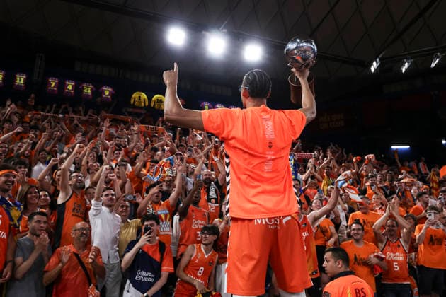 June 24, 2026, Barcelona, Barcelona, Spain: Neal Sako of Valencia Basket celebrate with the championship trophy with supporters after the Spanish League, Liga ACB Endesa, basketball Final Game 4 match played between FC Barcelona, Barca and Valencia Basket at Palau Blaugrana on June 24, 2026 in Barcelona, Spain. Barcelona Spain - ZUMAa181 20260624_zaa_a181_062 Copyright: xJavierxBorregox