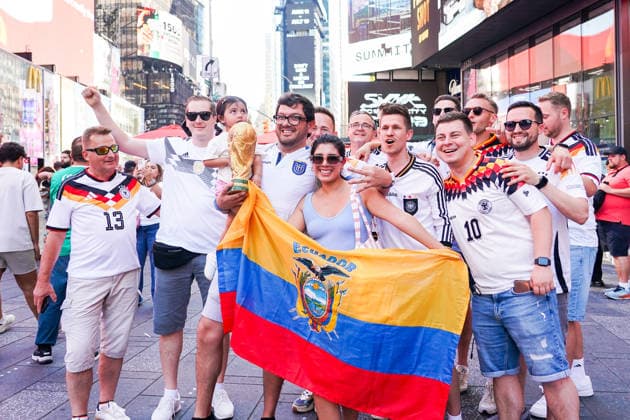 Fans aus Deutschland und Ecuador feiern friedlich zusammen vor dem Gruppenspiel auf dem Times Square - New York 24.06.2026: Times Square Fan Aufmarsch vor Deutschland gegen Ecuador *** Fans from Germany and Ecuador celebrate peacefully together before the group stage match in Times Square, New York, June 24, 2026. Times Square fan gathering ahead of Germany vs. Ecuador