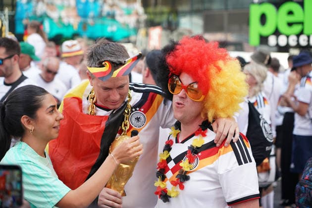 Fans aus Deutschland feiern friedlich zusammen vor dem Gruppenspiel auf dem Times Square - New York 24.06.2026: Times Square Fan Aufmarsch vor Deutschland gegen Ecuador *** Fans from Germany celebrate peacefully together before the group stage match in Times Square, New York, June 24, 2026. Times Square fan gathering ahead of Germany vs. Ecuador