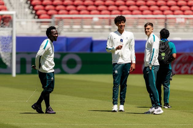 SOCCER AUSTRALIA TRAINING, Socceroos players Nestory Irankunda, Lucas Harrington, and Paul Okon-Engstler get a first look of the pitch ahead of their match against Paraguay at the San Francisco Bay Area Stadium in Santa Clara, California, United States, Wednesday, June 24, 2026. ( NO ARCHIVING Alameda California United States  Copyright: xJasonxHenryx 20260625191889100436